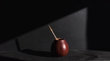 Siyah arka planda kahverengi kabak fincanının yakın çekimi..