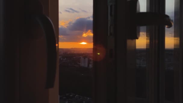 Όμορφο Ηλιοβασίλεμα Από Παράθυρο Του Διαμερίσματος Σκούρα Όψη — Αρχείο Βίντεο