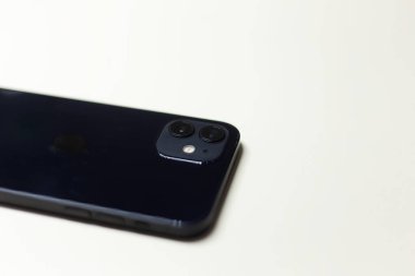 Beyaz sırtlı iPhone 11 'in yakın çekimi. Moldova, Chisinau - 6 Şubat 2022