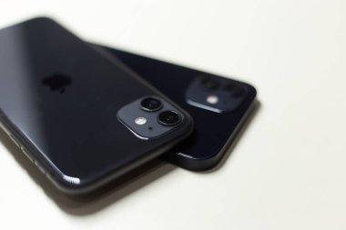 Beyaza iPhone 11 ve 13 'ü yakın plan. Moldova, Chisinau - 6 Şubat 2022
