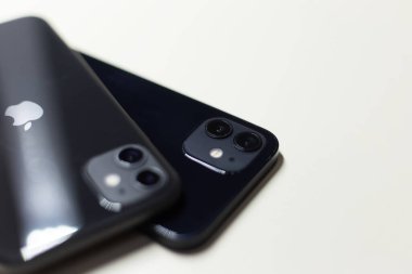 Beyaza iPhone 11 ve 13 'ü yakın plan. Moldova, Chisinau - 6 Şubat 2022