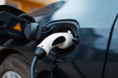EV araba için şarj istasyonu. Eklentinin yakın görüntüsü.