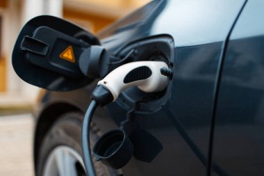 Şarj istasyonunda şarj edilen eklenti hibrit EV araba.