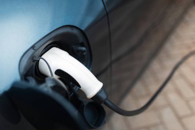 Şarj istasyonundaki elektrikli arabanın en üst görünümü.