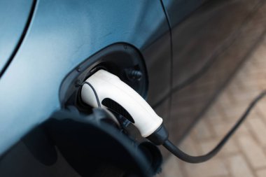 Şarj istasyonunda elektrikli arabanın fişini kapat.