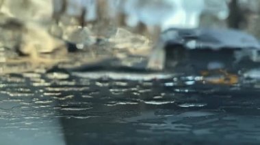 Arabanın penceresinde eriyen buzun yakın plan görüntüsü.