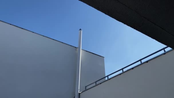 蓝天背景下建筑顶部的静态图像 — 图库视频影像