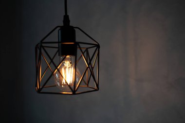 Koyu arkaplanda parlayan lambanın yakın plan resmi.