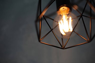 Koyu arkaplanda parlayan lambanın yakın plan görüntüsü.
