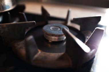 Yakıt yakıcının dökme demir ızgaralı yakın görüntüsü.