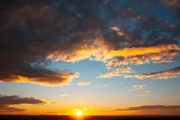 Nubes Oscuras Fondo Del Cielo Azul Salida Del Sol — Foto de Stock