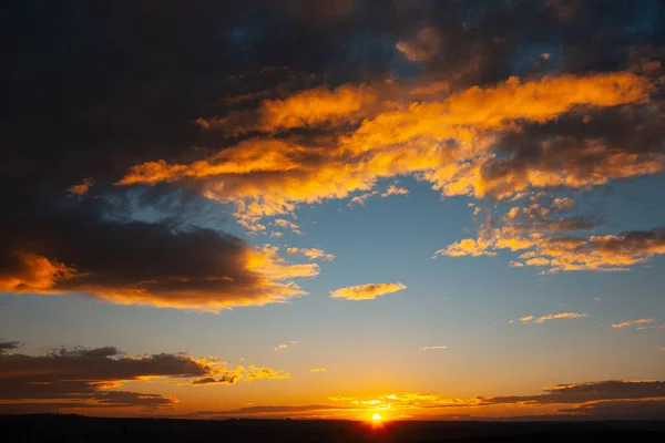 Tramonto All Orizzonte Bellissimo Paesaggio Naturale Cielo Scuro Nuvoloso — Foto Stock