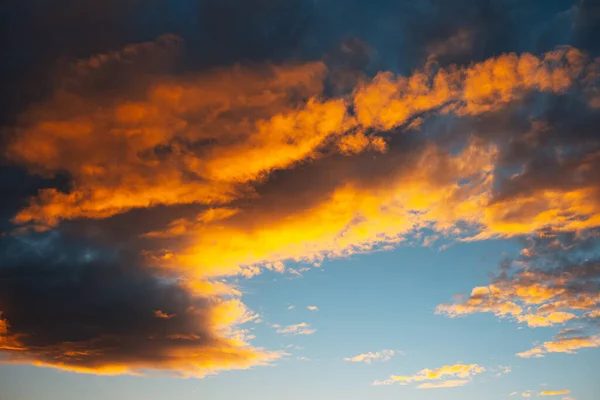 Bentang Alam Indah Langit Mendung Saat Matahari Terbenam — Stok Foto