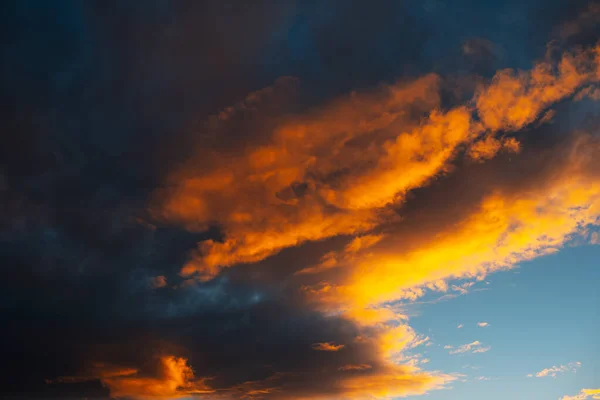 Gelbes Sonnenlicht Des Sonnenuntergangs Fällt Auf Dunklen Bewölkten Himmel — Stockfoto
