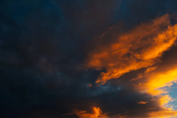 Orangefarbenes Sonnenlicht Des Sonnenuntergangs Fällt Auf Dunklen Bewölkten Himmel — Stockfoto