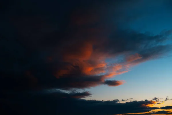 Cielo Azul Nubes Oscuras Atardecer Paisaje Natural — Foto de Stock