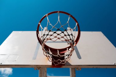 Mavi gökyüzünün arka planında basketbolun yakın plan görüntüsü.