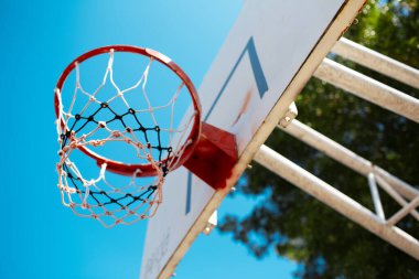 Güneşli bir günde basketbol potasının renkli görüntüsü. Yakın çekim görünümü.