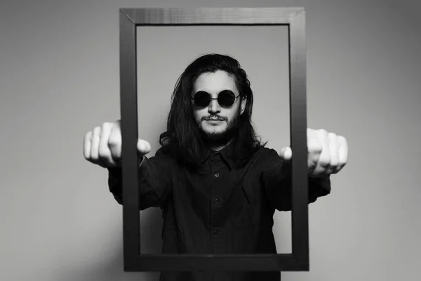 Retrato Estúdio Artístico Homem Bonito Jovem Segurando Uma Moldura Preta — Fotografia de Stock