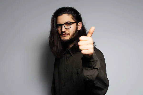 Retrato Jovem Empresário Bonito Com Cabelo Comprido Gesticulando Polegar Para — Fotografia de Stock