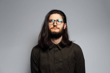 Stüdyo portresi, uzun saçlı, yakışıklı bir adamın ciddi portresi..