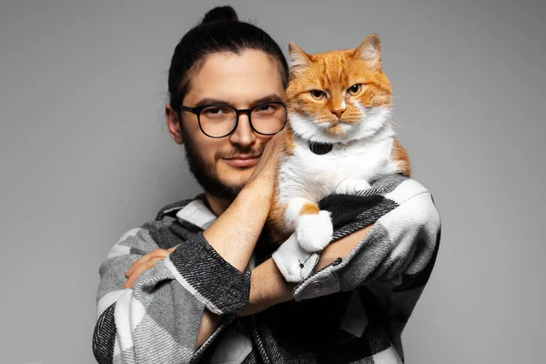Omzunda Kırmızı Kedi Olan Genç Bir Adamın Stüdyo Portresi Gri — Stok fotoğraf