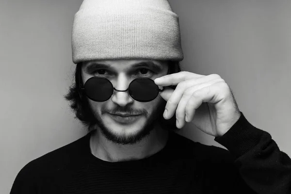 Zwart Wit Portret Van Een Jonge Man Met Een Zonnebril — Stockfoto
