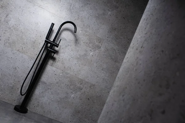 Misturador Piso Preto Montado Banheiro Cinza Escuro — Fotografia de Stock