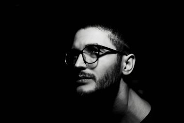 Siyah ve beyaz, arka planda genç bir adamın yan portresi. Yukarı bakıyorum..