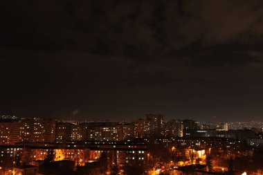 Gece manzaralı şehir ve gece lambaları, pencereden..