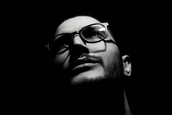 Schwarz Weißes Nahaufnahme Dargestelltes Porträt Eines Jungen Mannes Mit Brille — Stockfoto