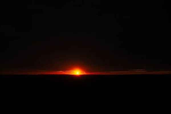 Dunkle Naturlandschaft Mit Schönem Goldenen Sonnenuntergang — Stockfoto