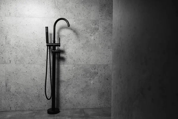 Foto Von Schwarzen Freistehenden Badezimmerarmaturen Auf Dem Hintergrund Grauer Badezimmerwände — Stockfoto