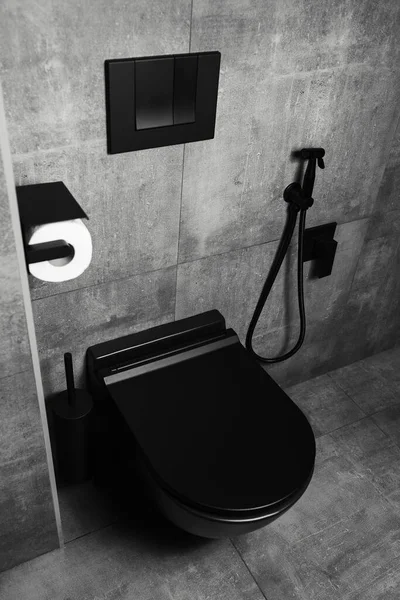 Siyah Mat Banyo Detaylarının Fotoğrafı Koyu Gri Duvarlı — Stok fotoğraf