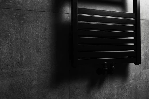 Fénykép Fekete Matt Fűtött Törölköző Állvány Fürdőszobában Sötét Szürke Falak — Stock Fotó