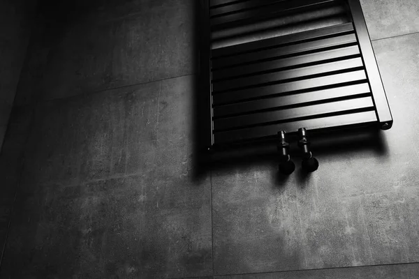Kép Fekete Matt Fűtött Törölköző Állvány Fürdőszobában Sötét Szürke Falak — Stock Fotó
