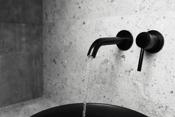 Banyo Detayları Siyah Lavabo Akan Suyla Monte Edilmiş Musluk — Stok fotoğraf