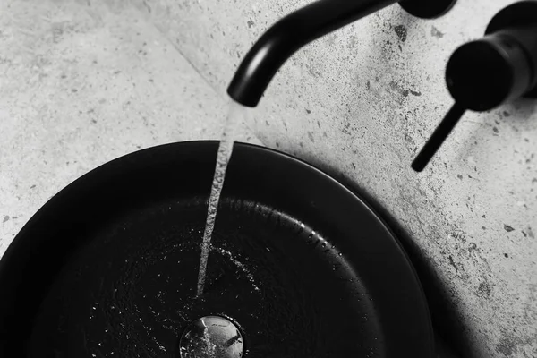 Zdjęcie Szczegółów Łazienki Czarna Umywalka Zamontowany Kran Płynącą Wodą — Zdjęcie stockowe