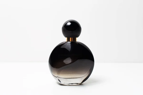 Close Van Zwarte Parfumfles Witte Achtergrond — Stockfoto