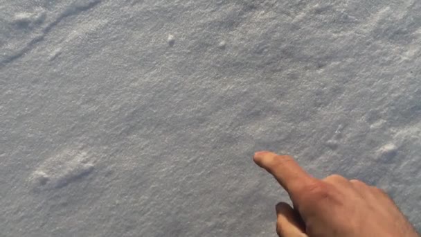 Κοντινό Πλάνο Του Αρσενικού Χεριού Ζωγραφίζει Μια Καρδιά Στο Χιόνι — Αρχείο Βίντεο