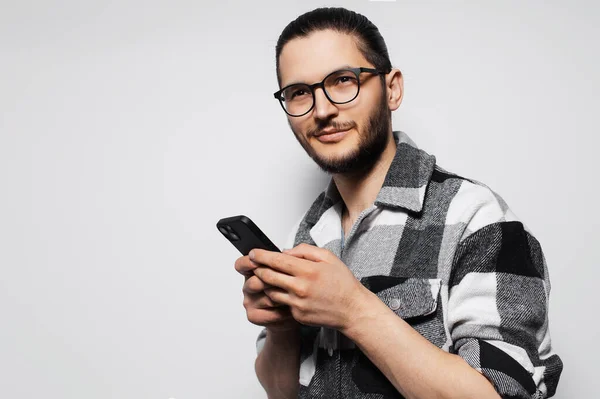 Hombre Joven Usando Teléfono Inteligente Fondo Gris Estudio — Foto de Stock