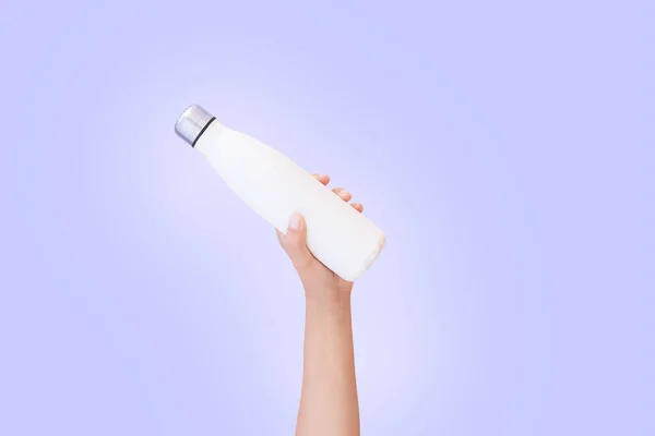 Close Strony Trzymając Białą Stalową Butelkę Tle Bardzo Peri Kolor — Zdjęcie stockowe