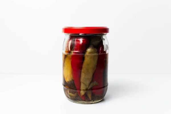 Glas Hausgemachte Chilischoten Dosen Isoliert Auf Weißem Hintergrund — Stockfoto