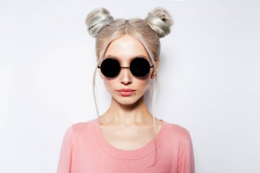 Beyaz arka planda iki popolu güzel sarışın kızın stüdyo portresi..