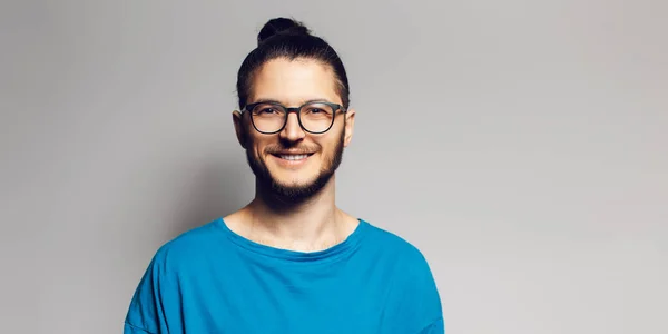 Studioporträt Eines Jungen Lächelnden Mannes Blauem Hemd Auf Grauem Hintergrund — Stockfoto