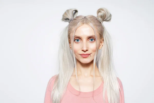 Studio Portret Van Aantrekkelijke Zelfverzekerde Blonde Meisje Witte Achtergrond — Stockfoto