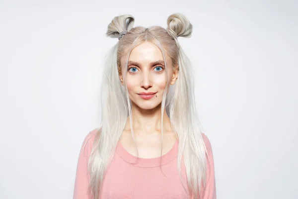 Studio Portret Van Aantrekkelijke Zelfverzekerde Blonde Meisje Witte Achtergrond — Stockfoto