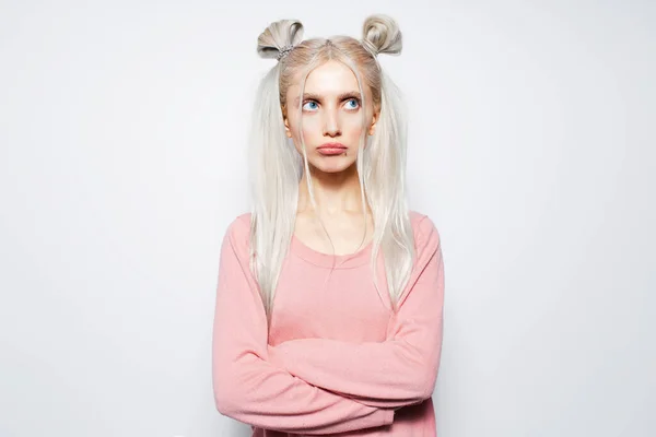 Studioporträt Eines Beleidigten Hübschen Blonden Mädchens Mit Zwei Frisuren Auf — Stockfoto