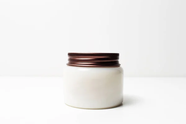 Gros Plan Pot Fermé Crème Cosmétique Sur Fond Blanc — Photo