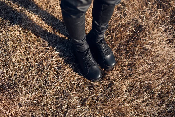 Ansicht Weiblicher Beine Schwarz Gekleidet Auf Trockenem Gras — Stockfoto